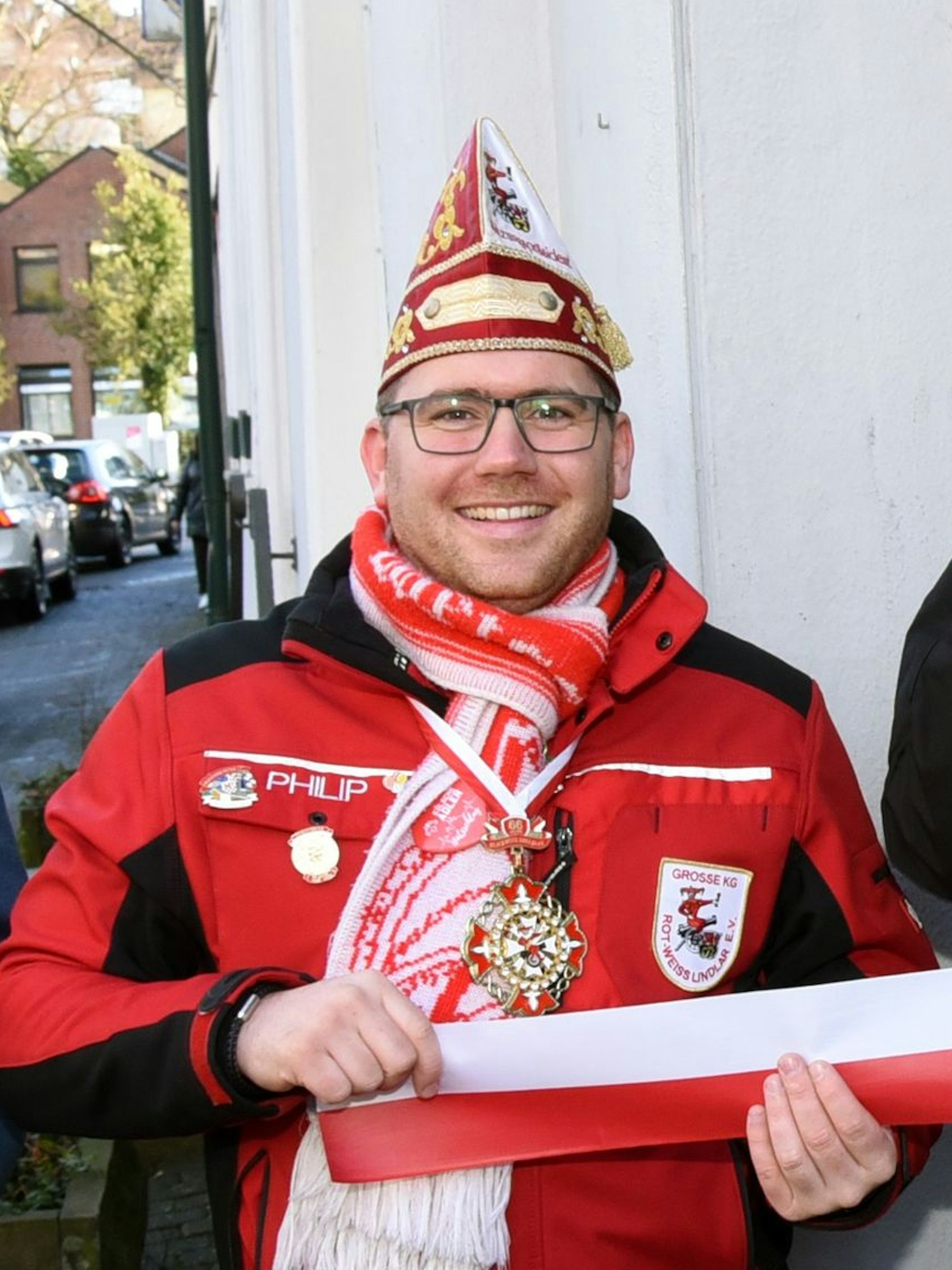 Zu sehen ist der Präsident einer Karnevalsgesellschaft Rot-Weiß.