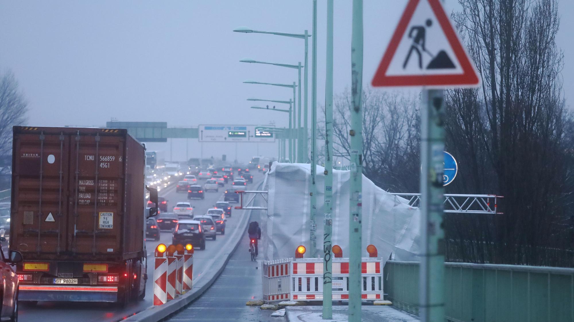 29.01.2026, Köln: Die Baustellen für die neuen Blitzer auf der Zoobrücke
sind in der Nacht auf Mittwoch (28. Januar) eingerichtet worden. Um die Blitzer aufzustellen zu können mussten jeweils die rechten Fahrbahnen gesperrt werden. Foto: Arton Krasniqi