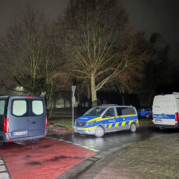 Die Polizei hat nach dem Fund einer Leiche in Dormagen eine Mordkommission eingerichtet. Einsatzwagen am Fundort.