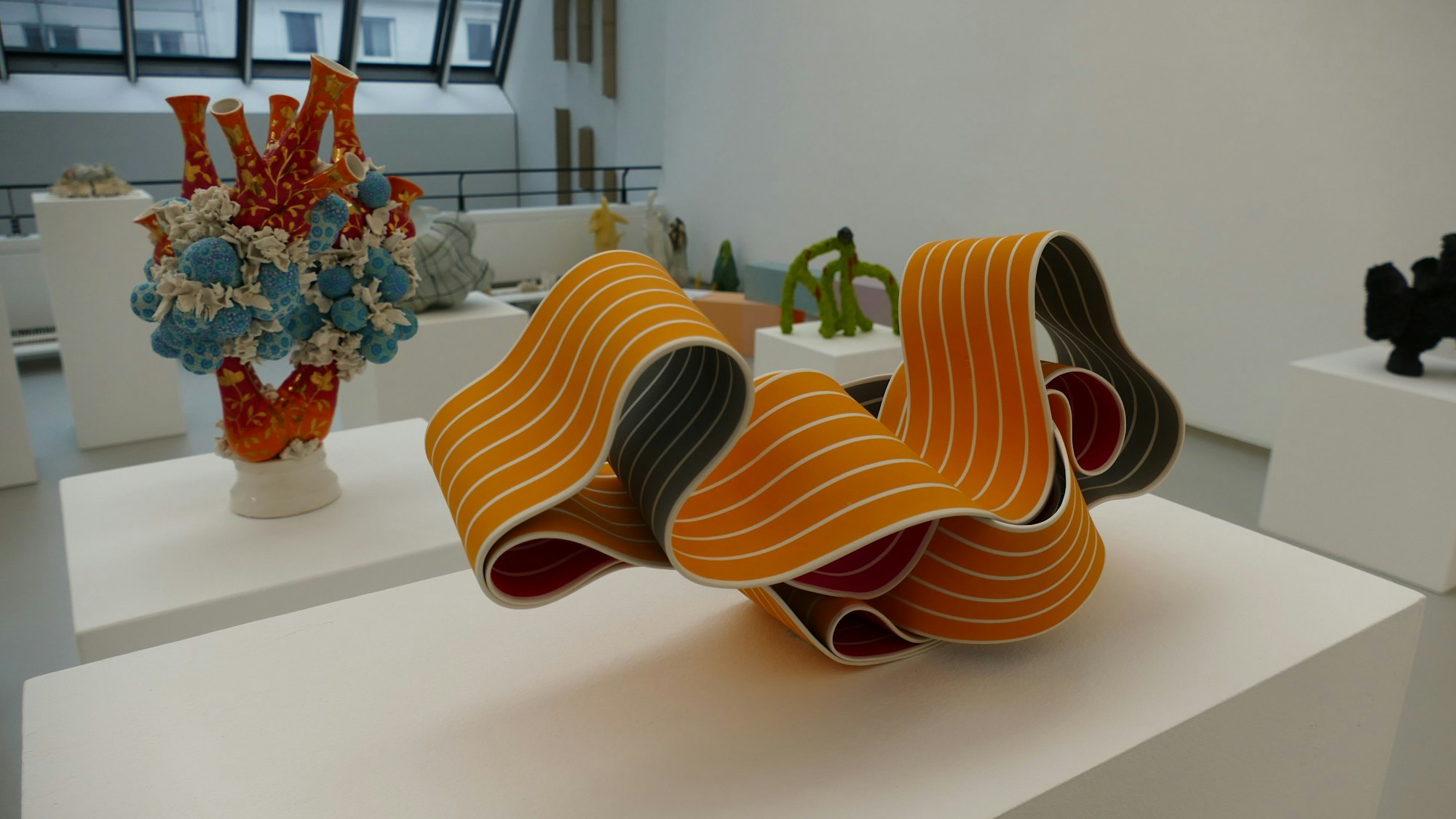 Die Ausstellungsstücke bestechen durch puristische Schlichtheit oder plastische Bildsamkeit.