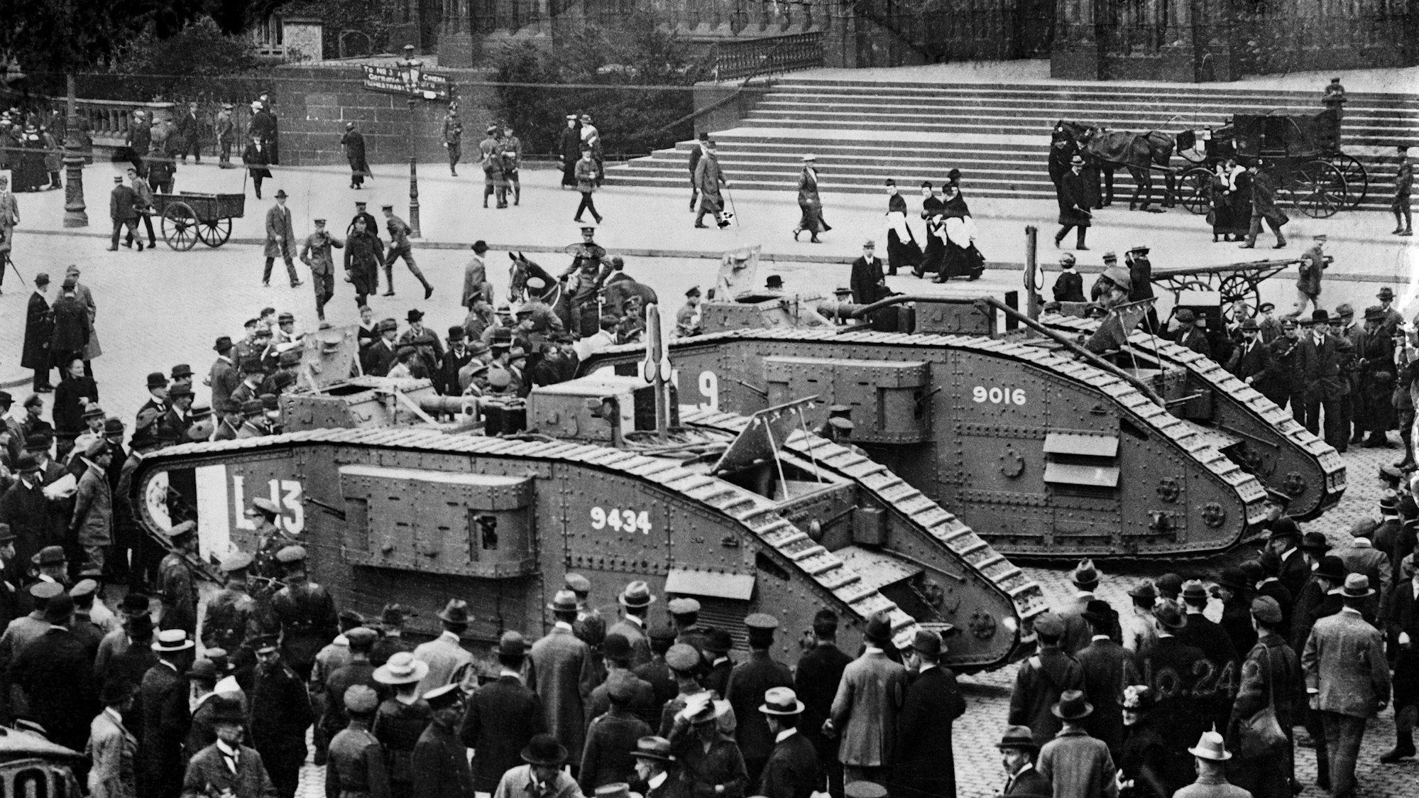 Englische Panzer am Kölner Dom, um 1920