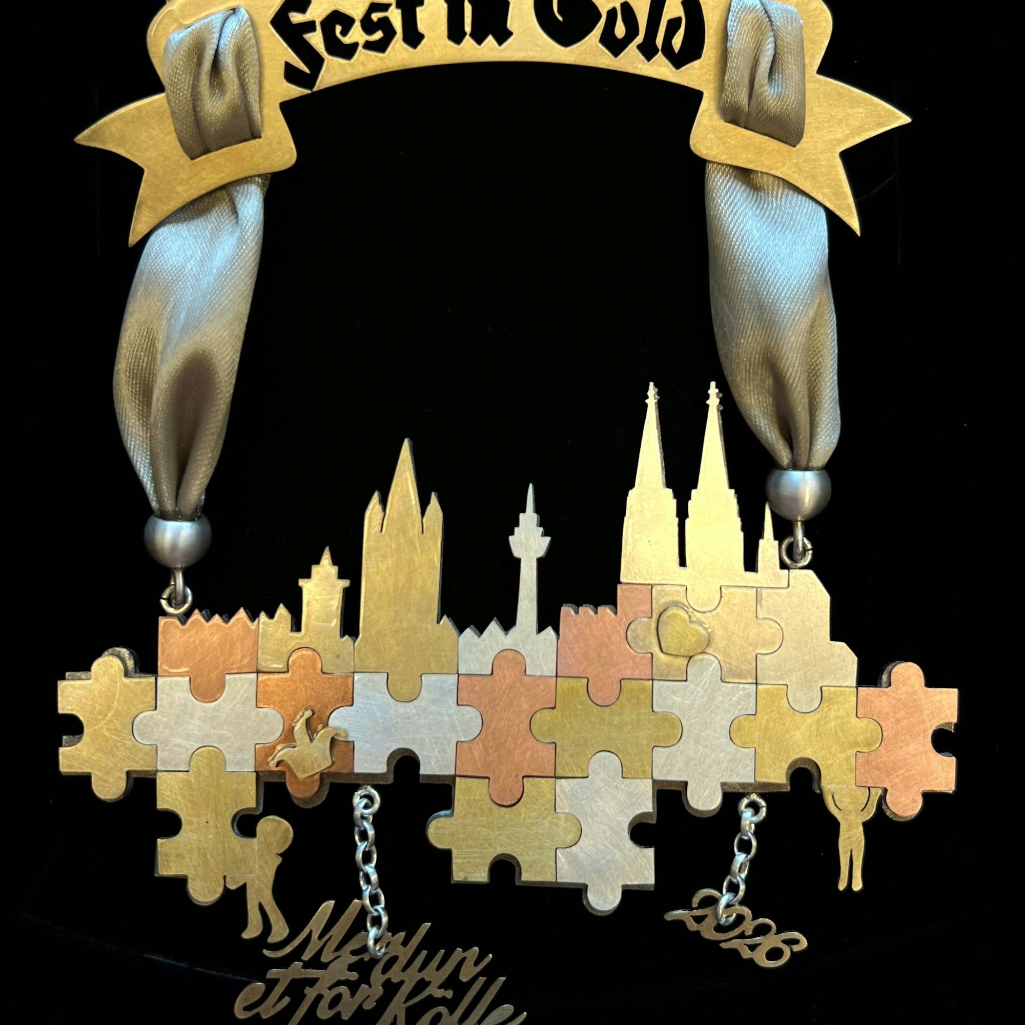 Ein Karnevalsorden, der aus 18 Puzzleteilen besteht, die die Kölner Skyline zeigen.