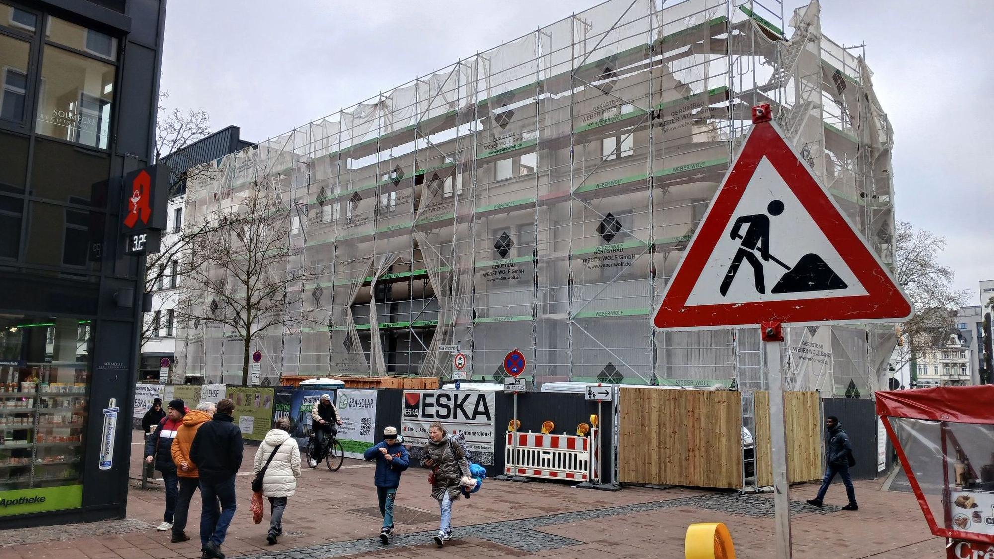An der Ecke Neue Poststraße/Bahnhofstraße wird das Haus mit der ehemaligen Zeman-Filiale abgerissen und durch ein großes Wohn- und Geschäftshaus ersetzt.