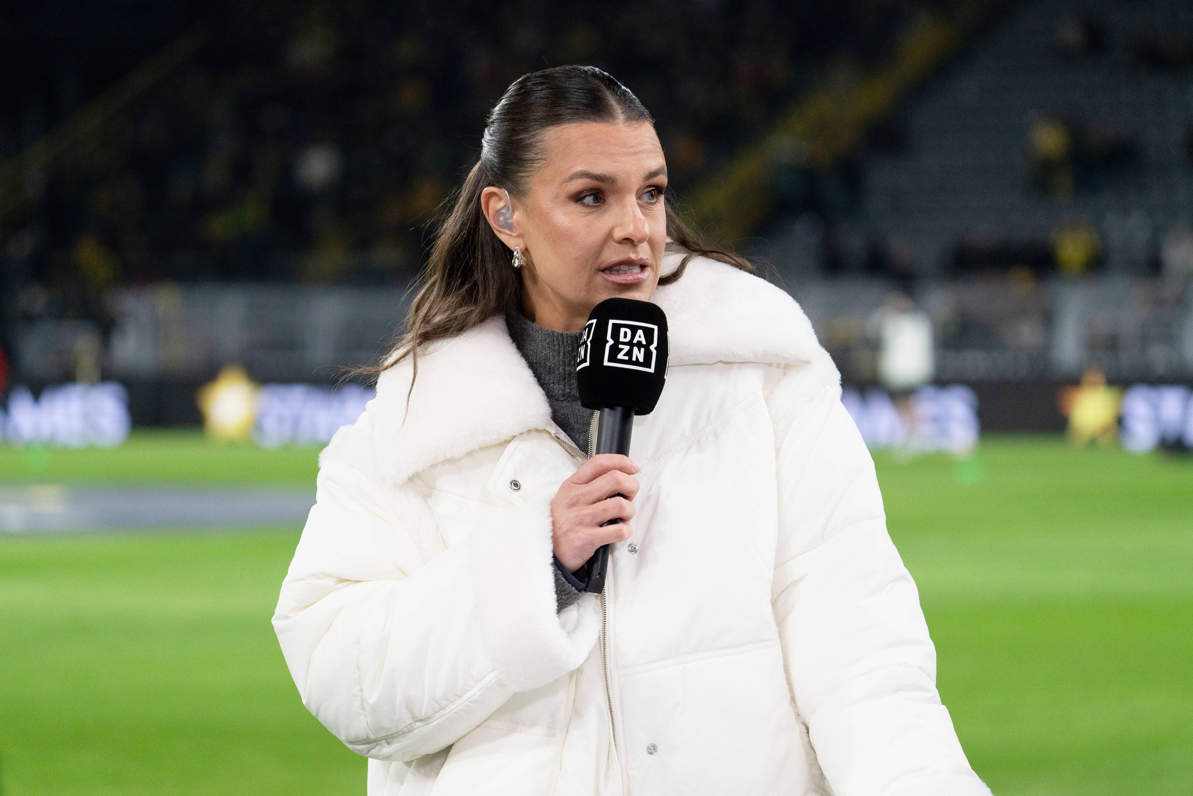 Laura Wontorra steht für DAZN oft an der Seitenlinie.