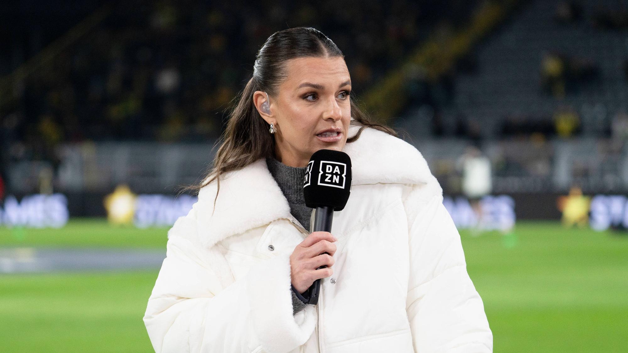 Laura Wontorra steht für DAZN oft an der Seitenlinie.