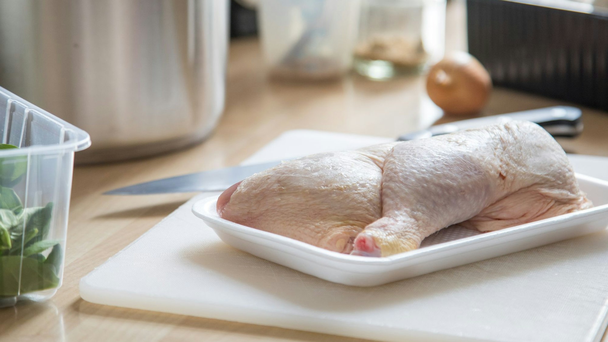 Rohes Fleisch sollte nicht gewaschen werden: Wasserspritzer können Keime in der Küche verbreiten und das Infektionsrisiko erhöhen.