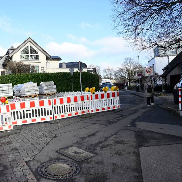 Das Foto zeigt den gesperrten Gehweg in Schildgen