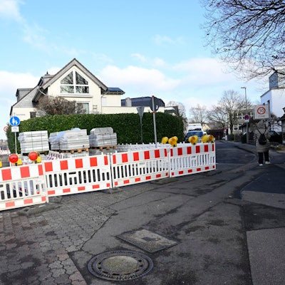 Das Foto zeigt den gesperrten Gehweg in Schildgen