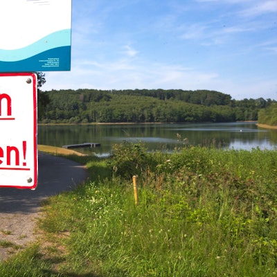 Die Lingese- und die Bruchertalsperre ziehen viele Besucher an. Doch im Sommer galt wegen Blaualgen zeitweilig ein Badeverbot.