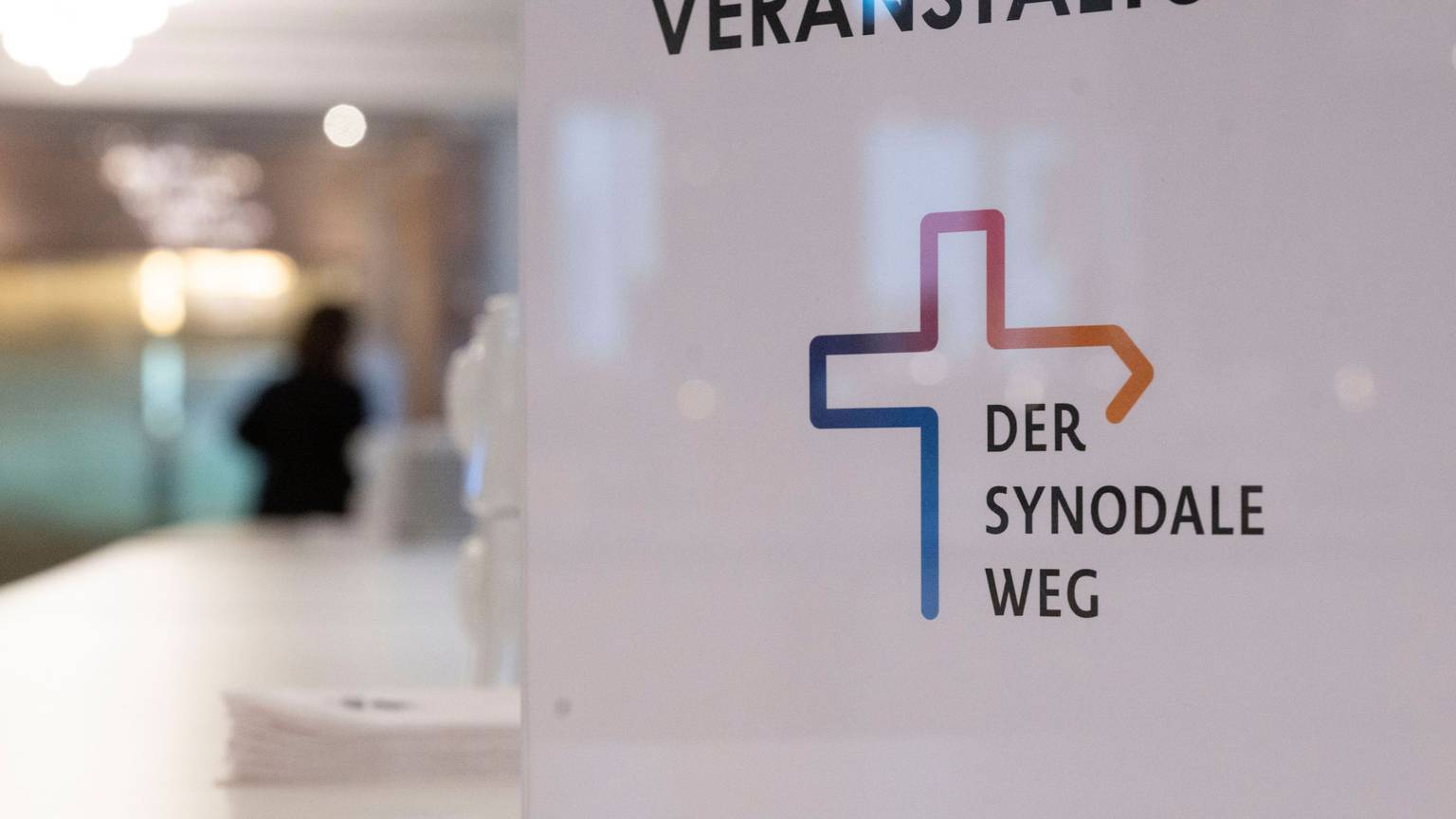 Ein Schild weist auf die Synodalversammlung des Synodalen Wegs der katholischen Kirche hin.