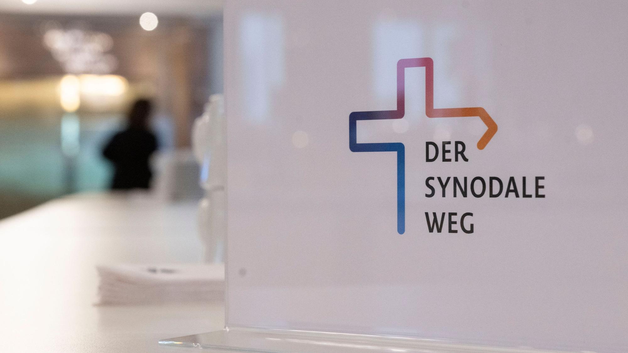 Ein Schild weist auf die Synodalversammlung des Synodalen Wegs der katholischen Kirche hin.