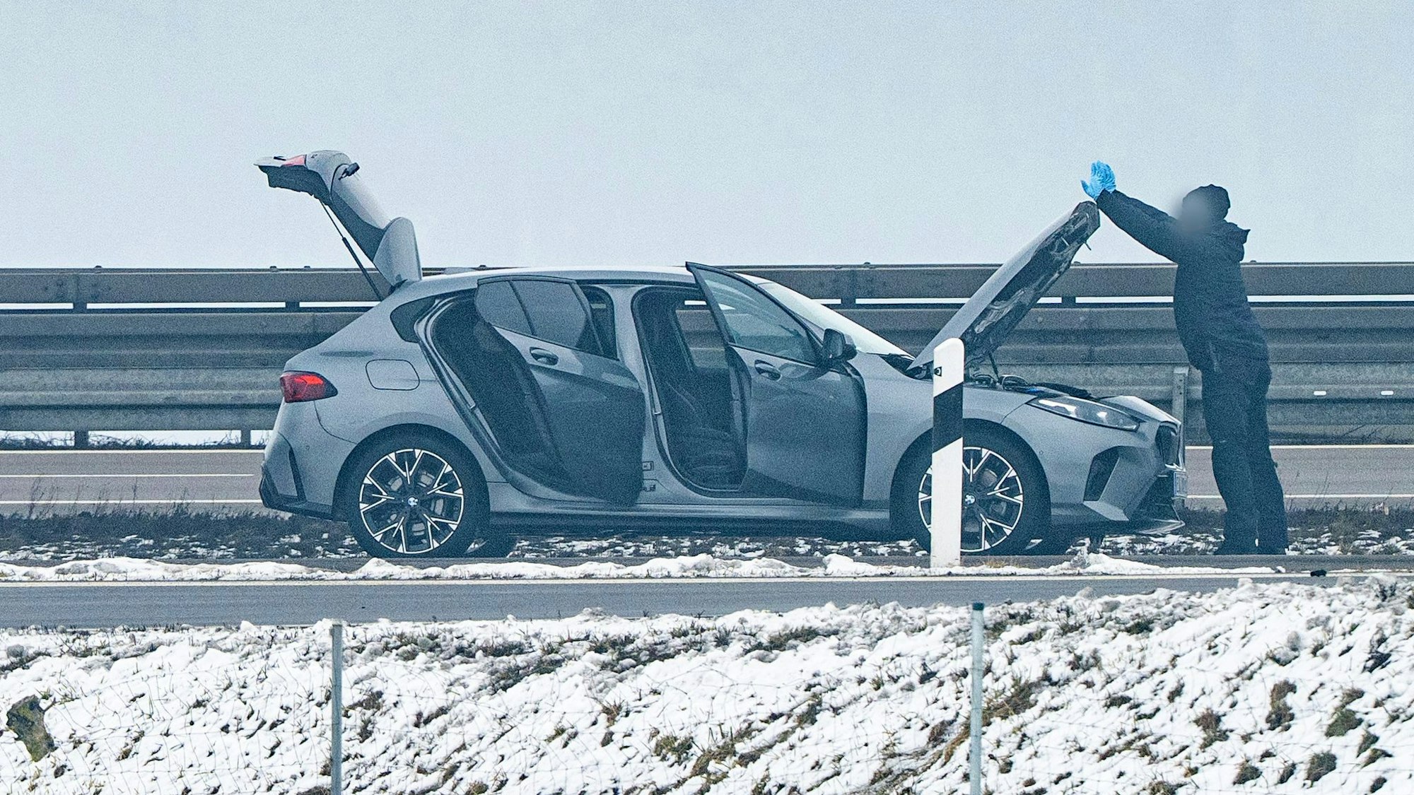 Spezialisten des bayerischen Landeskriminalamts nahmen den Fund im Wagen unter die Lupe.