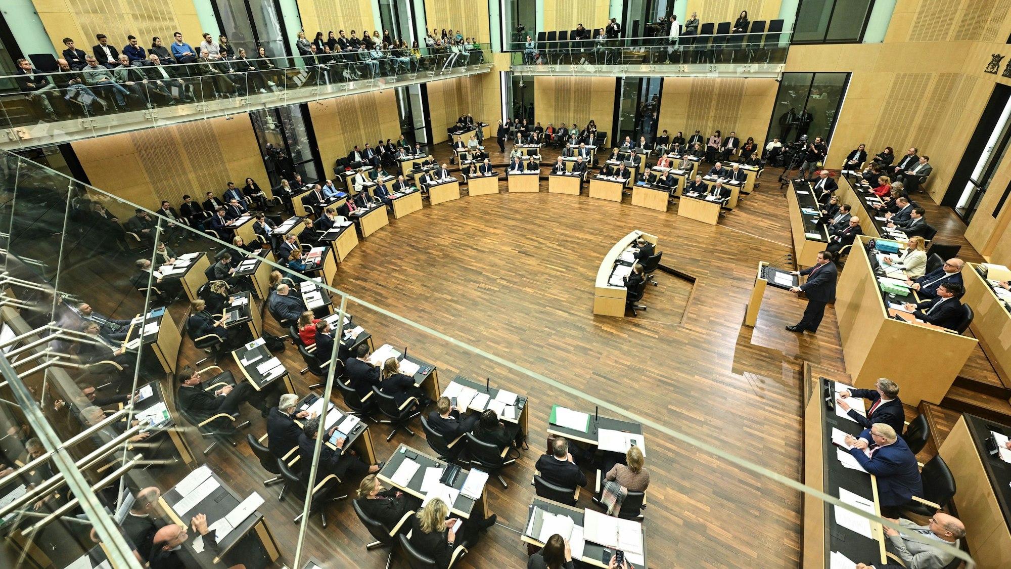 Vertreter der Länder nehmen an der Plenarsitzung des Bundesrats teil. (Archivbild)
