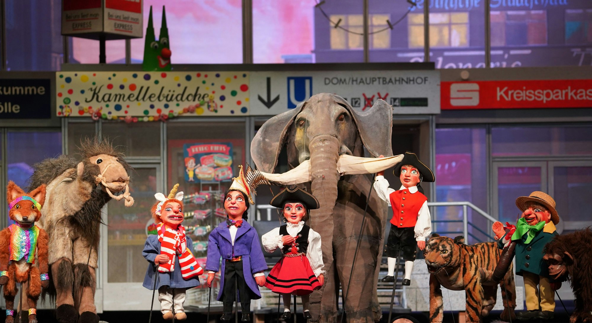 Tierischer Spaß: Freilaufende Tiere sorgen für Verspätung auf der Bahnstrecke nach Knödeldorf.