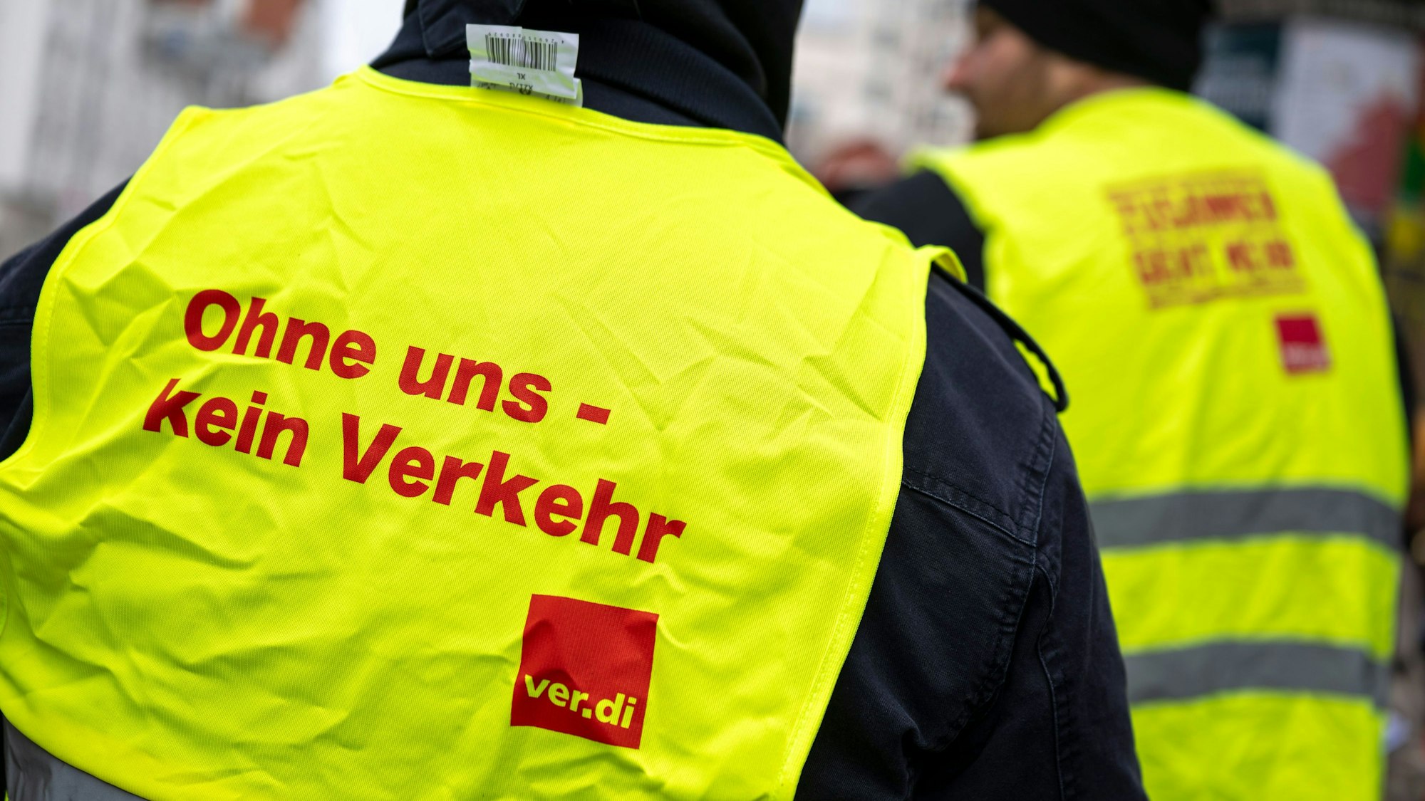 ARCHIV - 27.11.2025, Bayern, München: Verdi-Mitglieder nehmen an einer Kurzdemo für ihre Forderungen für die Tarifverhandlungen im ÖPNV der MVG in München teil. (zu dpa: «Verdi ruft bundesweit zu Warnstreiks im Nahverkehr auf») Foto: Peter Kneffel/dpa +++ dpa-Bildfunk +++