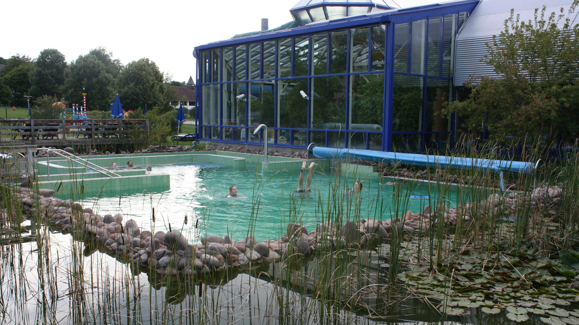 Blick auf das warme Außenschwimmbecken des Freizeitbades Monte Mare.