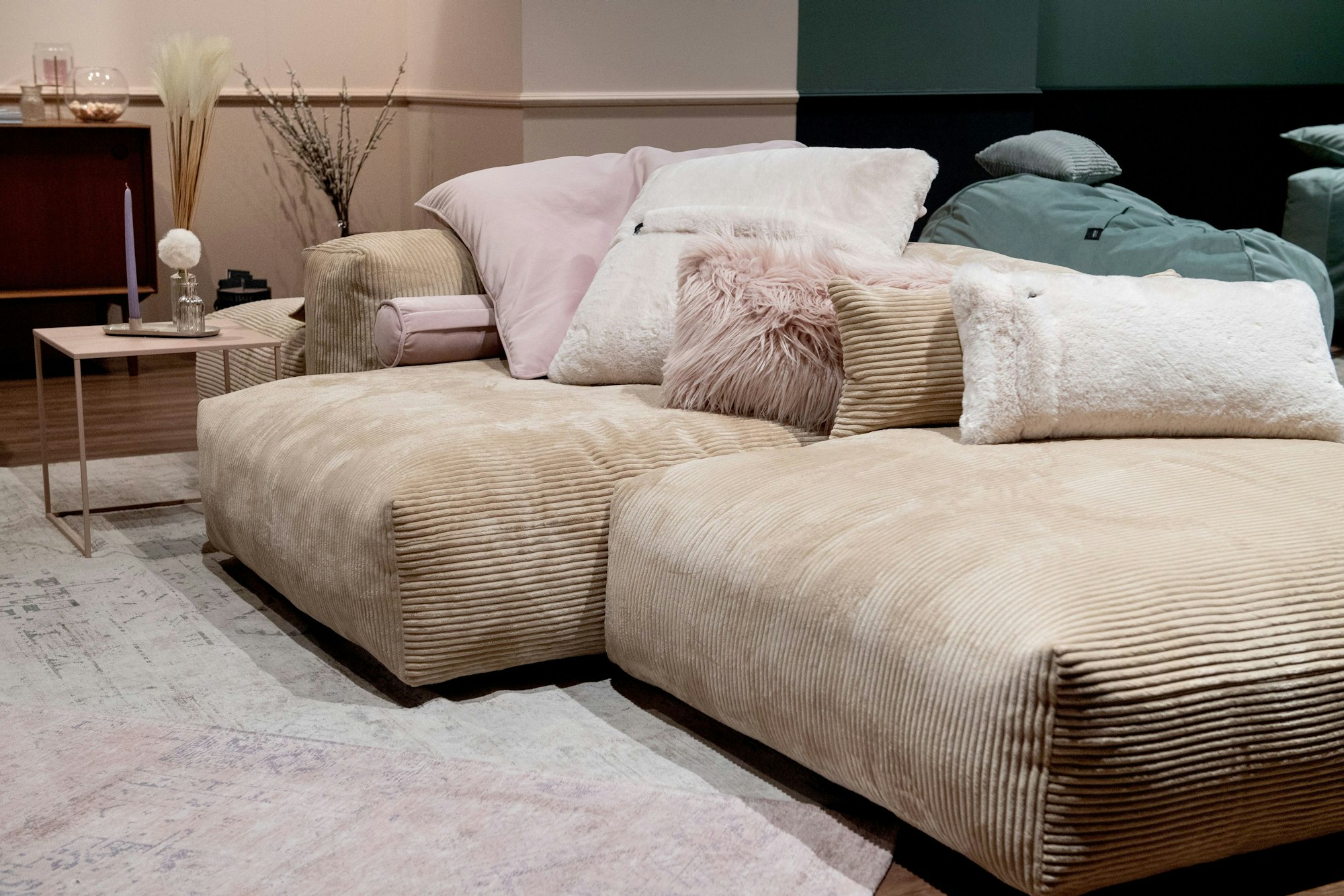 Können edel und gemütlich: Gedeckte Farben geben Cordmöbeln einen etwas schickeren Anstrich. Mit Kissen wird es cozy. Hier ein Beispiel von Vetsak.