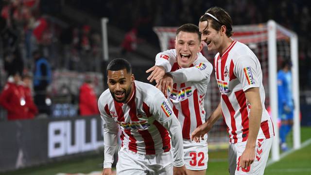 Linton Maina (l.) jubelt mit Kristoffer Lund und Jakub Kaminski (r.) über das Siegtor des 1. FC Köln gegen den VfL Wolfsburg.
