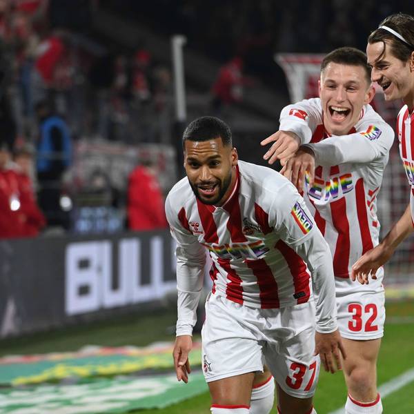 Linton Maina (l.) jubelt mit Kristoffer Lund und Jakub Kaminski (r.) über das Siegtor des 1. FC Köln gegen den VfL Wolfsburg.