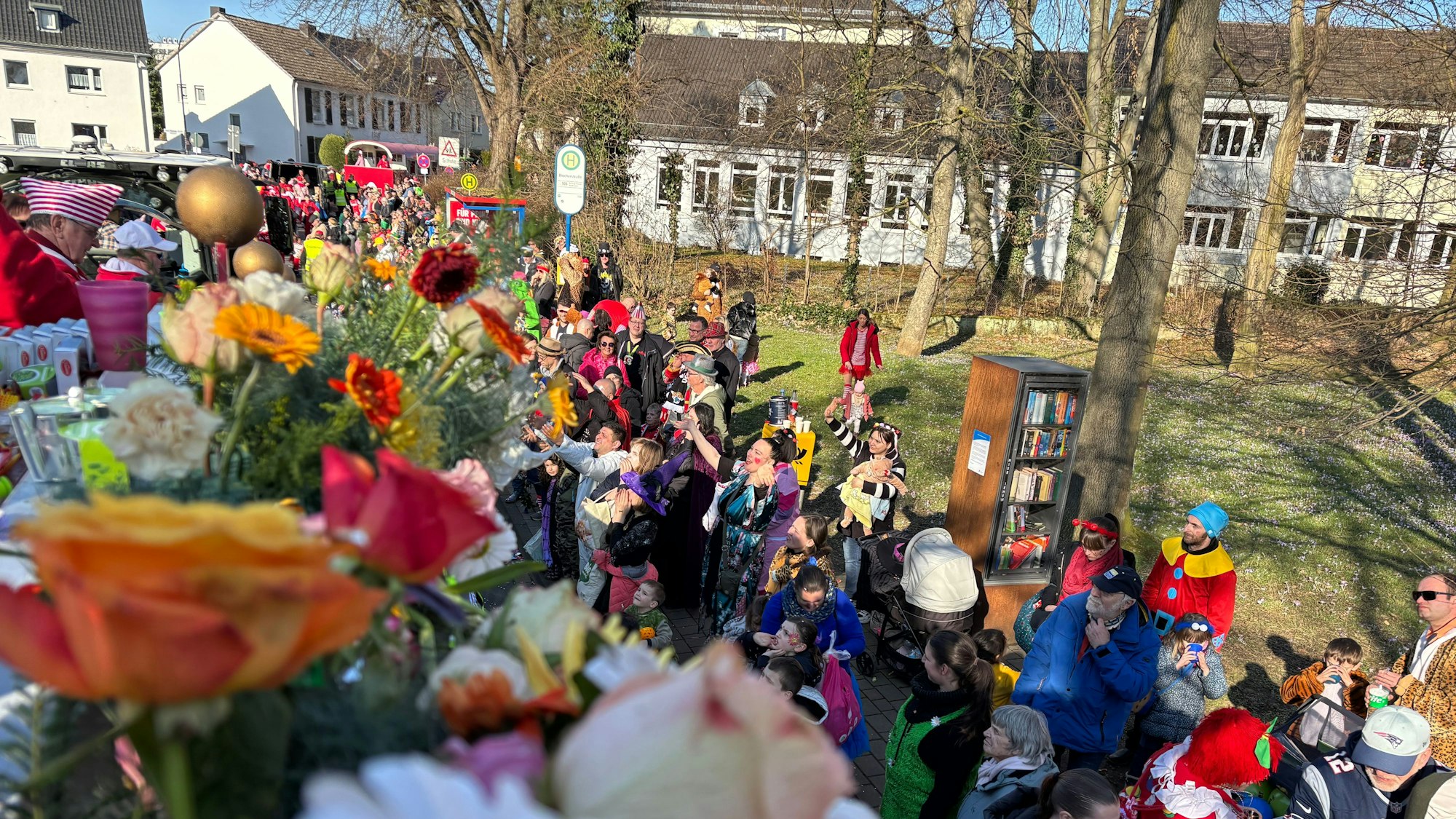 Blick auf das bunte Treiben im Troisdorfer Karnevalszug.