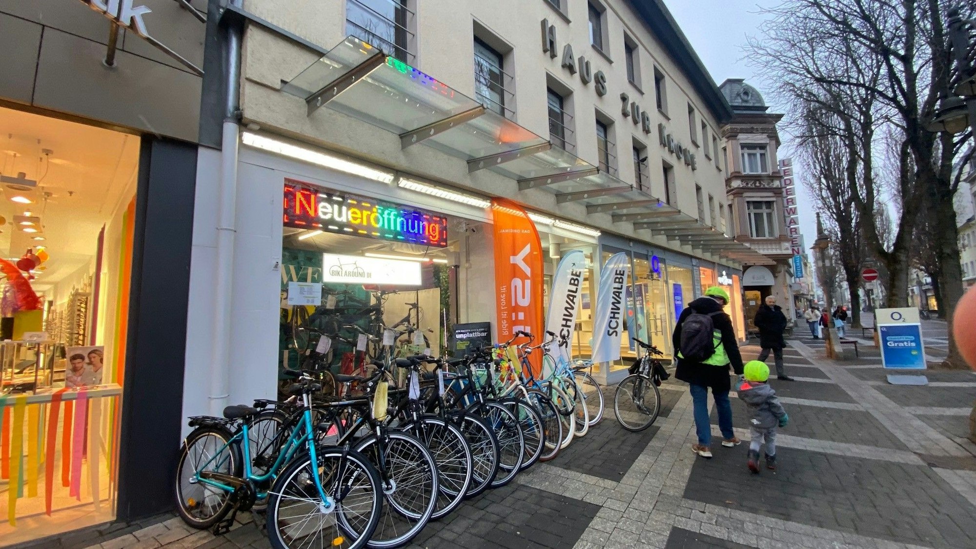 Zu sehen ist das Gebäude, in dem sich das Geschäft befindet. Davor stehen Fahrräder.