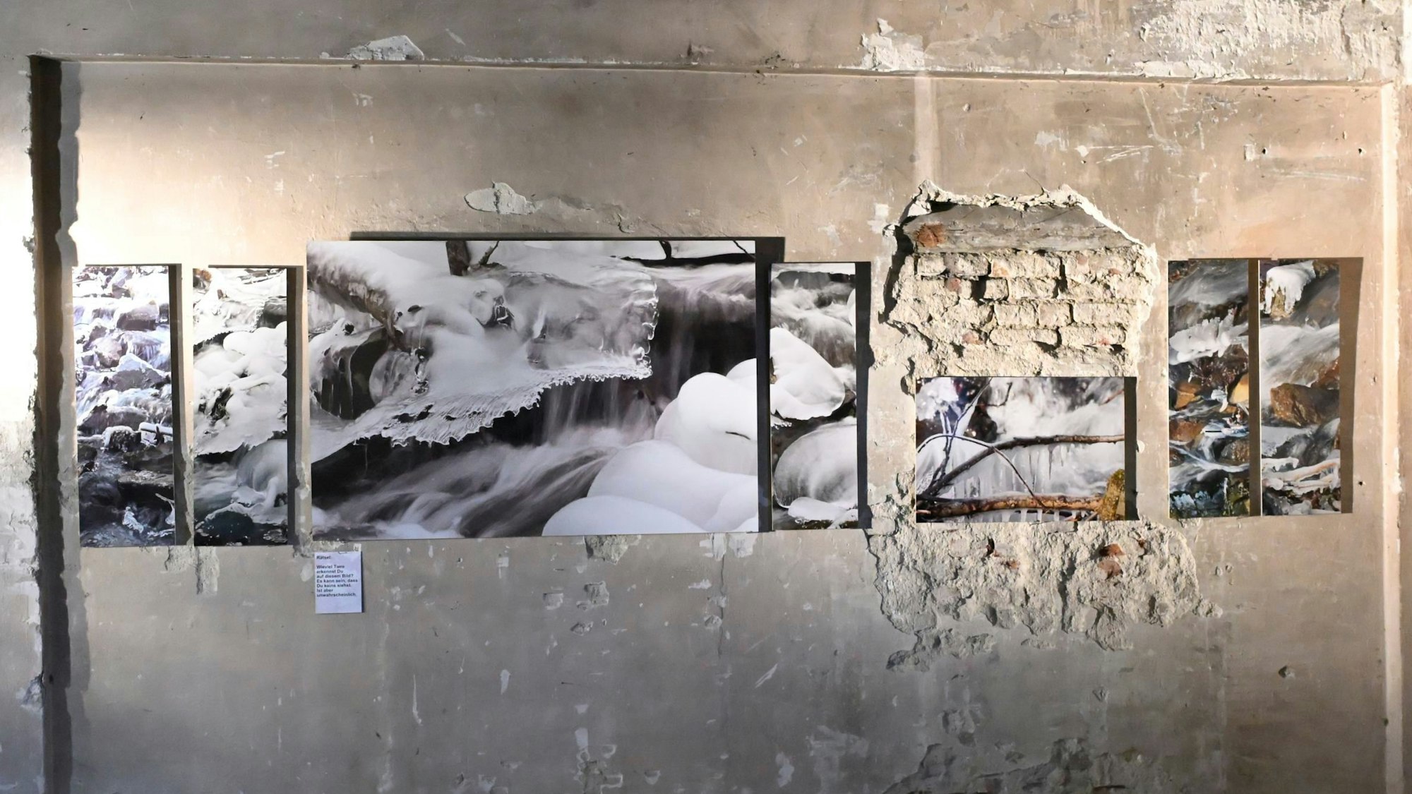 Fotografien zeigen Eisplatten, die über die Strunde ragen.