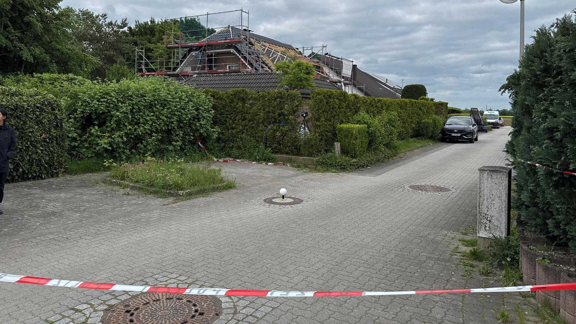 Auf dem Bild ist eine als Tatort abgesperrte Straße zu sehen.