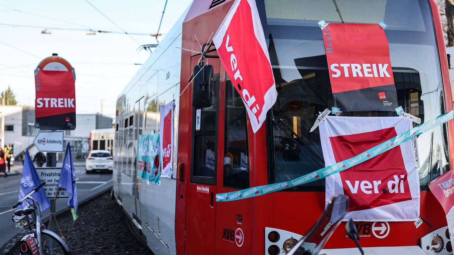 Köln: Eine mit Streik-Plakaten beklebte Straßenbahn der Kölner Verkehrs-Betriebe (KVB) steht vor dem Bahndepot.