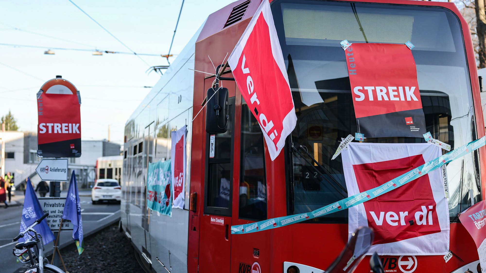 Köln: Eine mit Streik-Plakaten beklebte Straßenbahn der Kölner Verkehrs-Betriebe (KVB) steht vor dem Bahndepot.