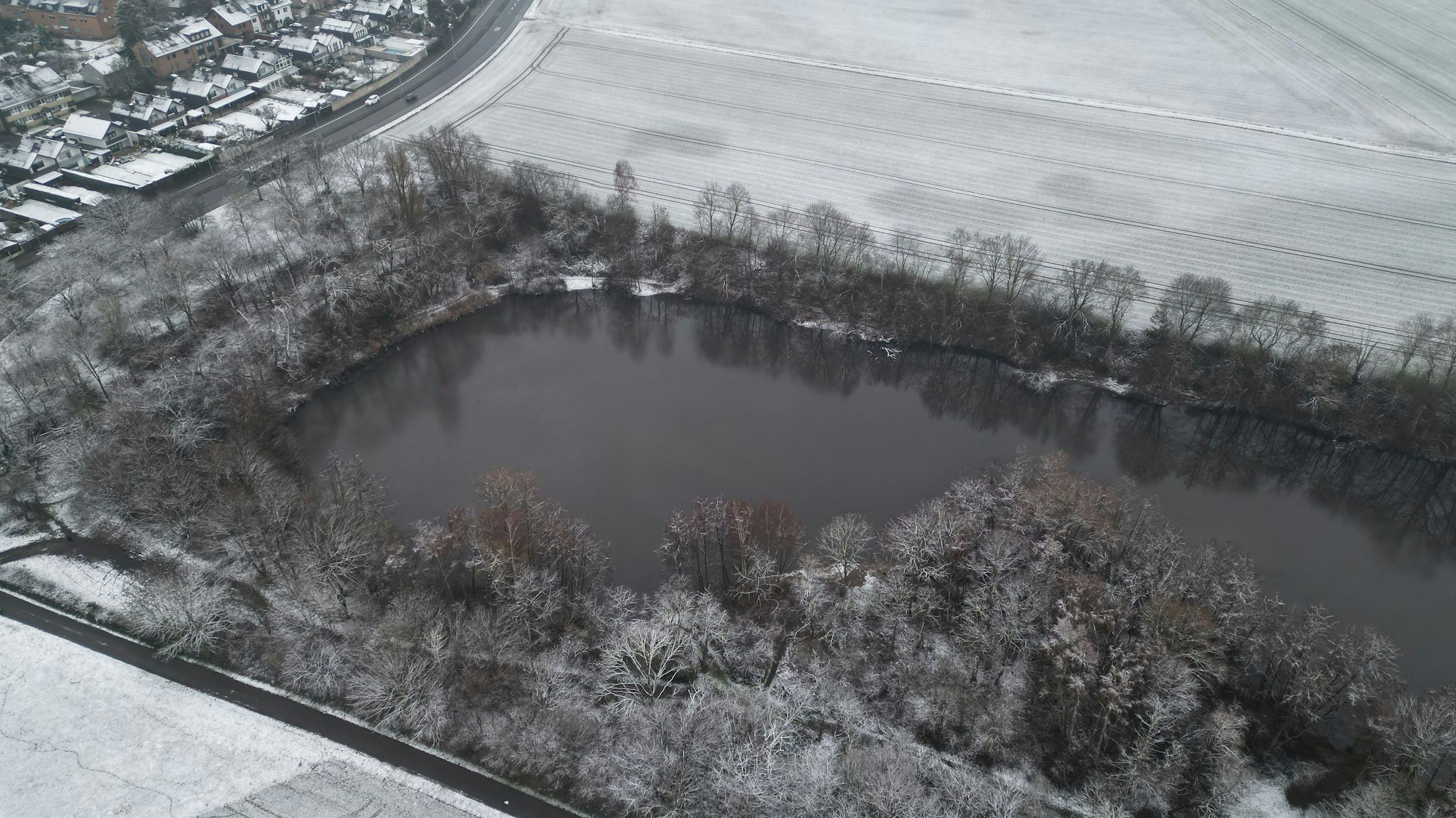 Dormagen: Blick auf den Waldsee und die umliegende Wohnbebauung (Luftaufnahme mit einer Drohne). Der 14-jährige Yosef wurde hier tot aufgefunden