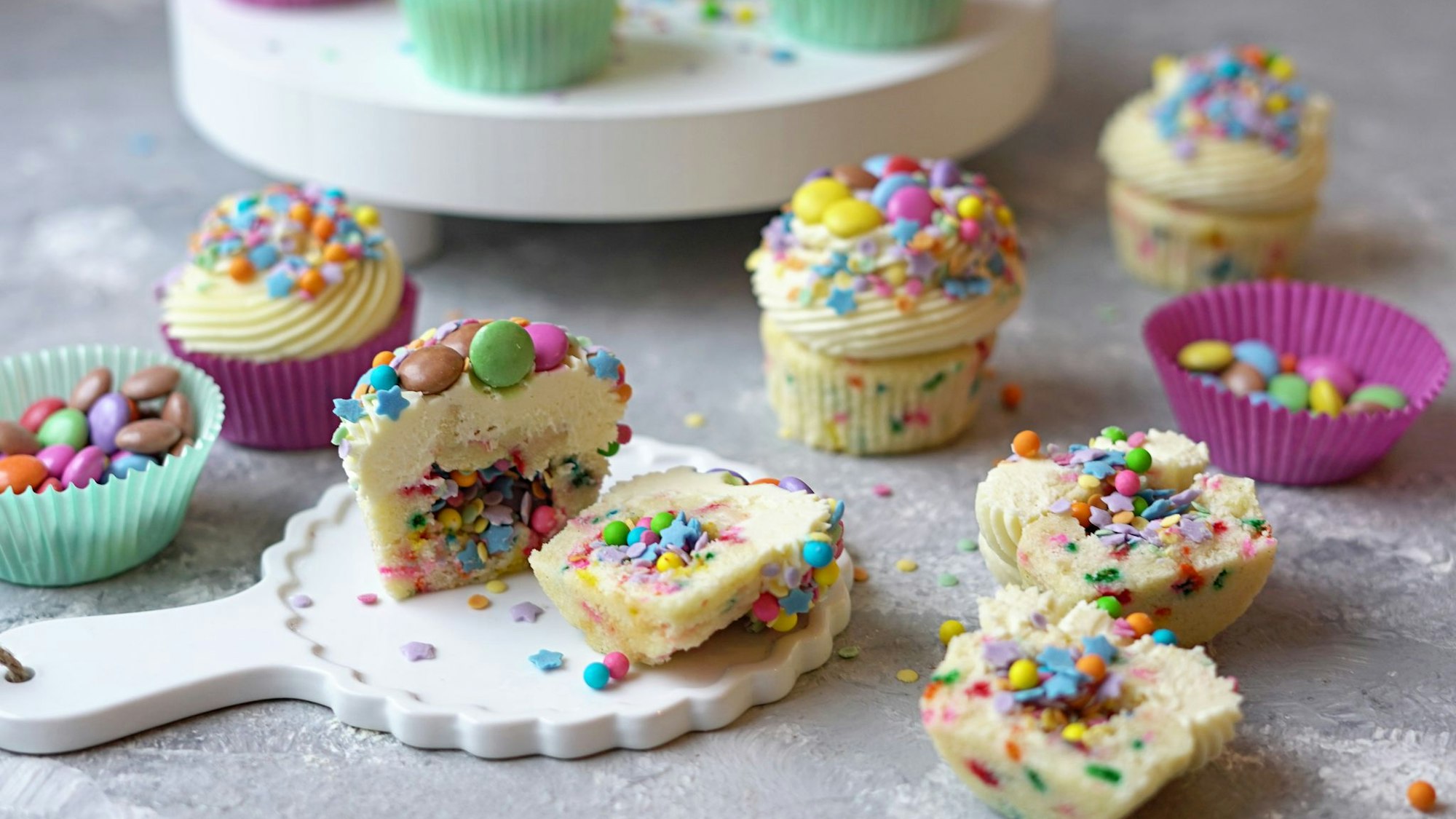 Bei den Funfetti Cupcakes von Food-Bloggerin Mareike Pucka sind die Streusel nicht nur obendrauf, sondern überraschen auch im Innern - so erinnern sie an Konfetti.