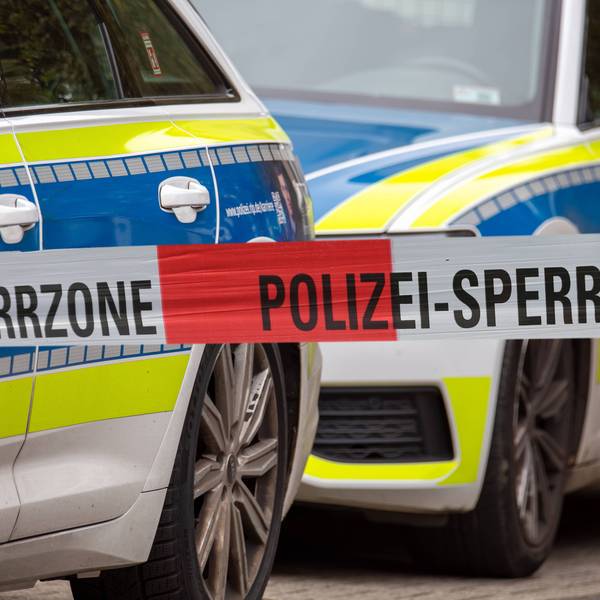 Absperrband der Polizei vor Einsatzfahrzeugen