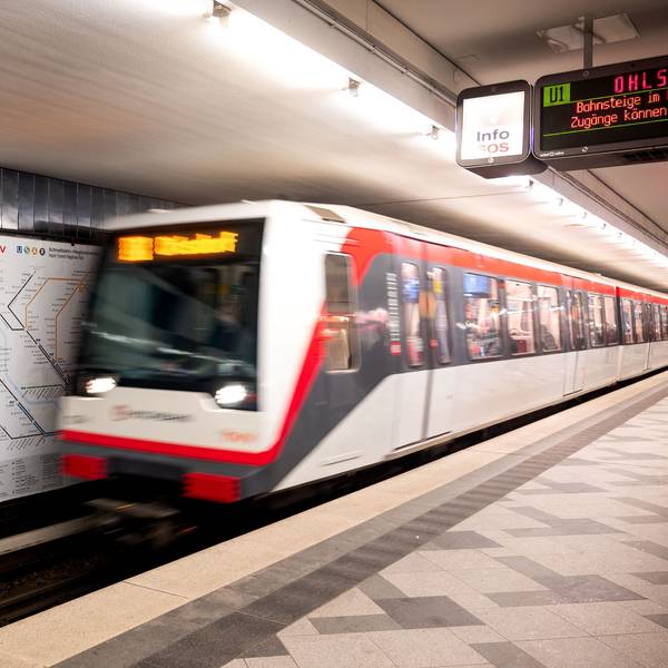 Am U-Bahnhof Wandsbek-Markt in Hamburg sind zwei Menschen gestorben.