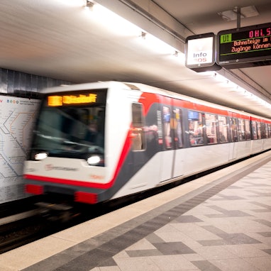 Am U-Bahnhof Wandsbek-Markt in Hamburg sind zwei Menschen gestorben.