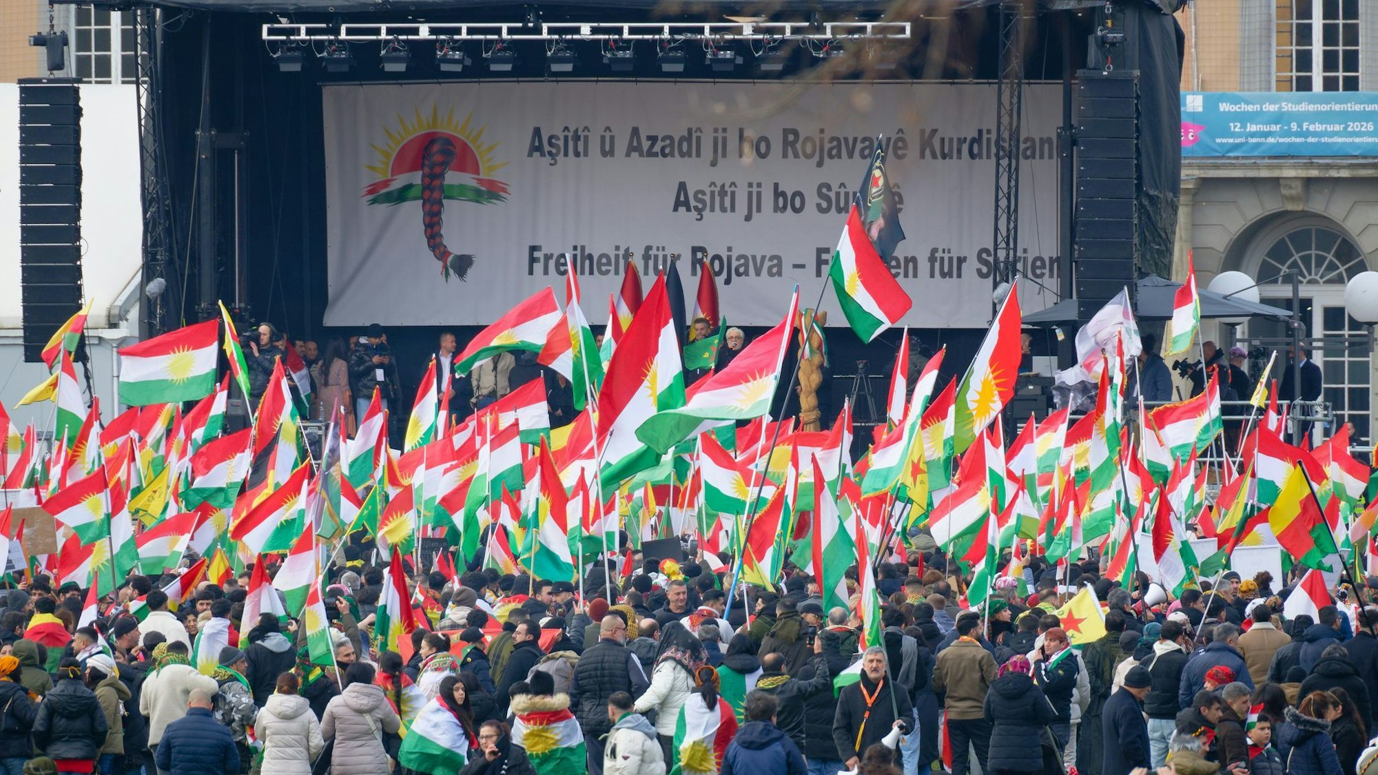 Tausende machen bei einer Demo in Bonn auf die Situation der Kurden in Nord-Syrien aufmerksam.