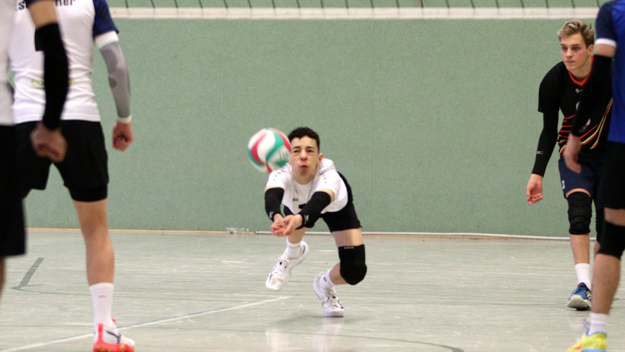 Der Blankenheimer Libero hechtet nach einem Aufschlag von Zündorf nach dem Ball.