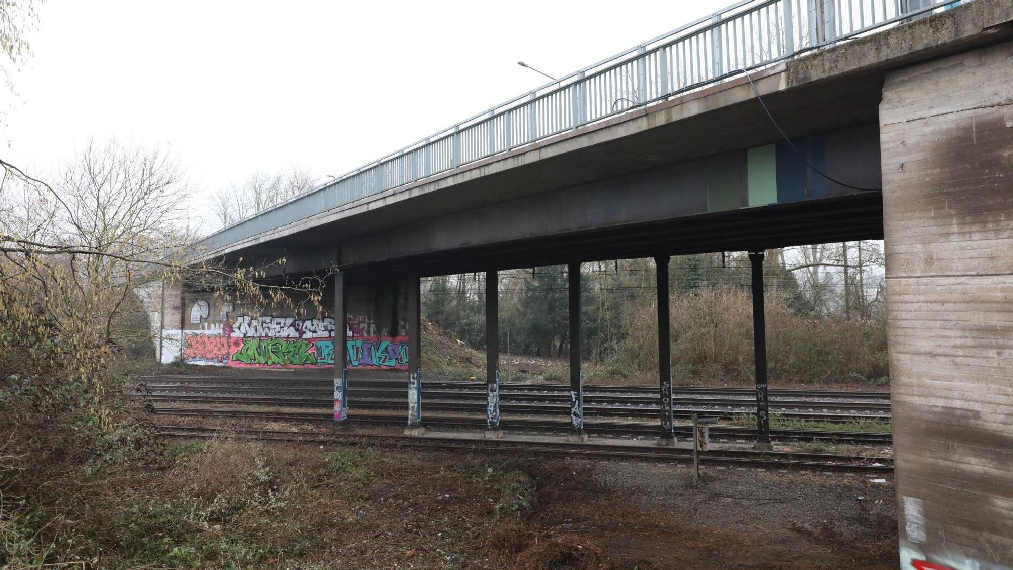 Die 1963 fertiggestellte Brücke überspannt fünf Gleise der Deutschen Bahn. Sie ist jedoch marode und soll durch einen Neubau ersetzt werden.