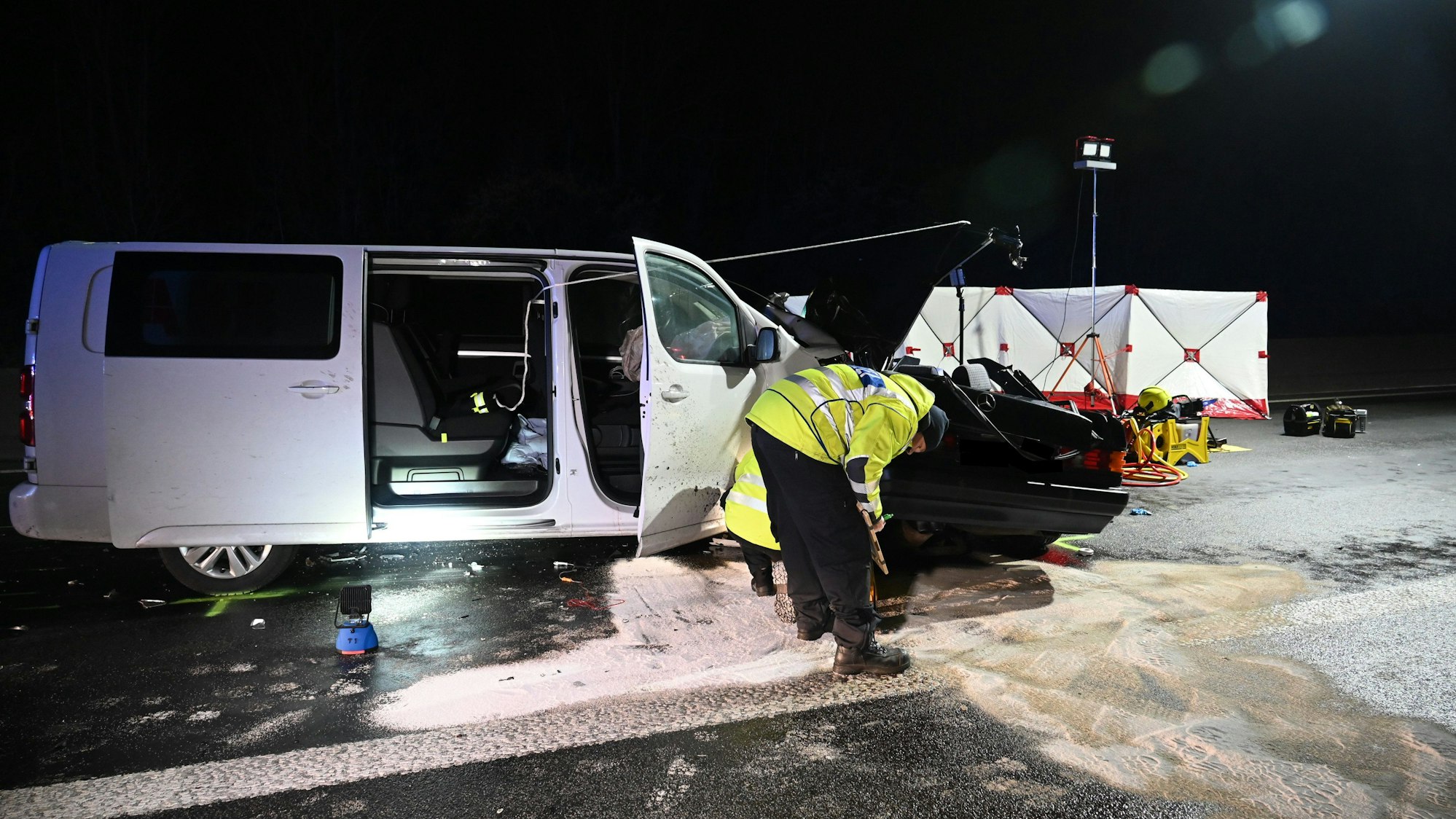 Der Fahrer eines Kleinbusses hatte einen Wagen erfasst, der auf der Fahrbahn zum Stehen gekommen war, nachdem er die Leitplanke touchiert hatte.
