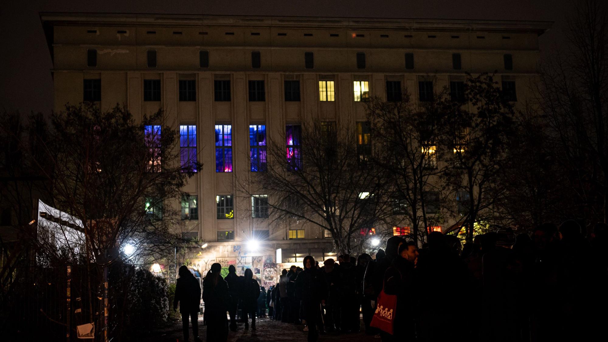 Menschen stehen zum 20. Jubiläum des Technoclubs Berghain in der Schlange vor dem Gebäude.