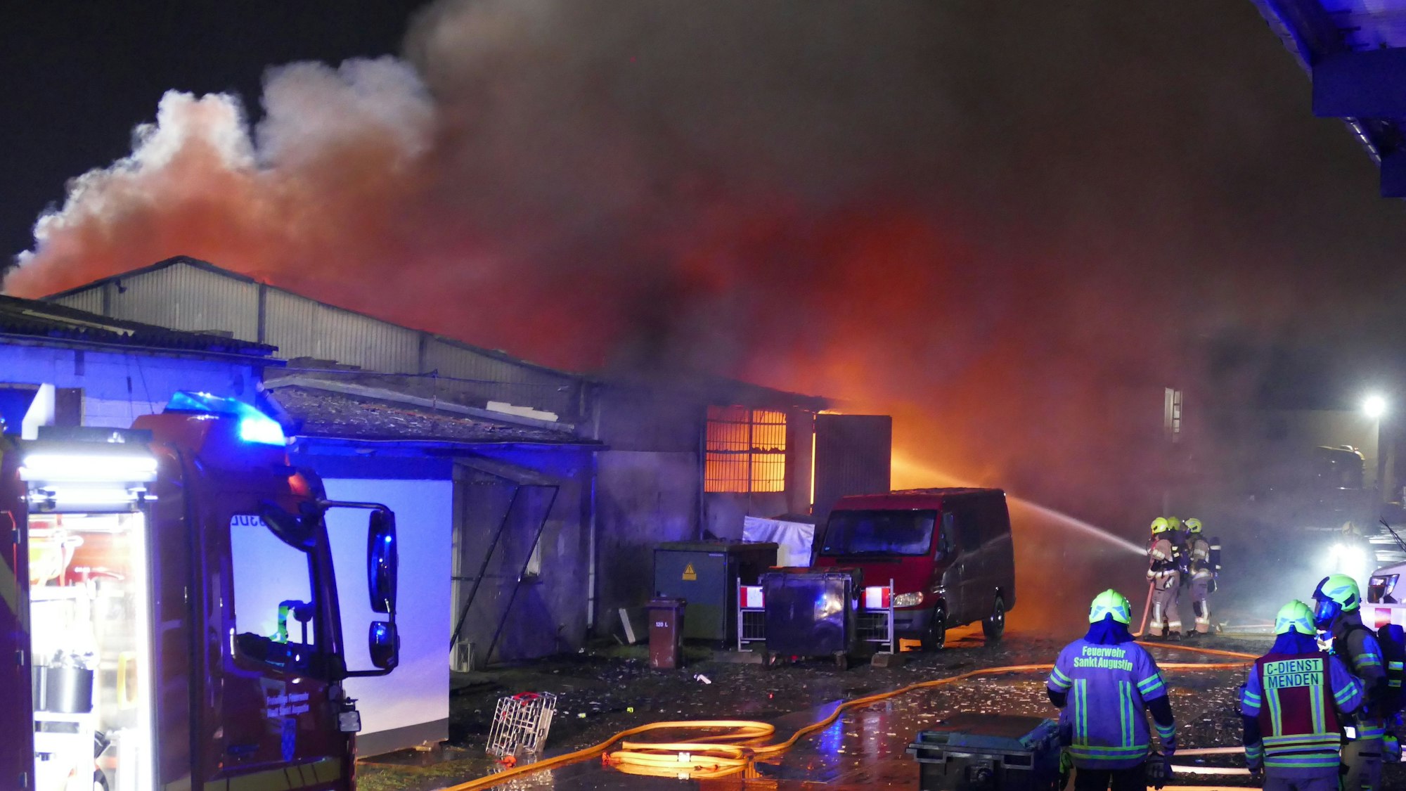 Flammen schlugen aus der Halle, als die Feuerwehr eintraf.