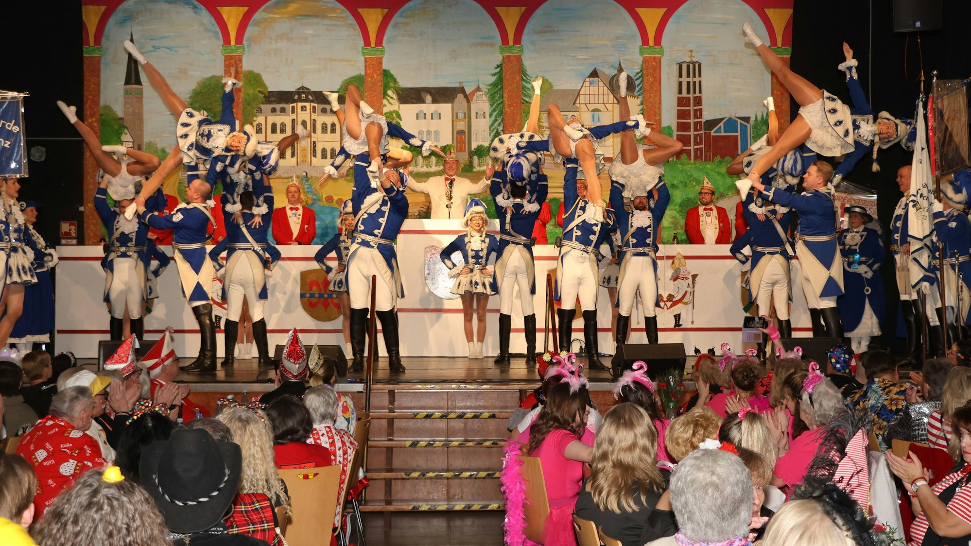 Zu sehen sind Karnevalisten in Gala-Uniform auf einer Bühne.