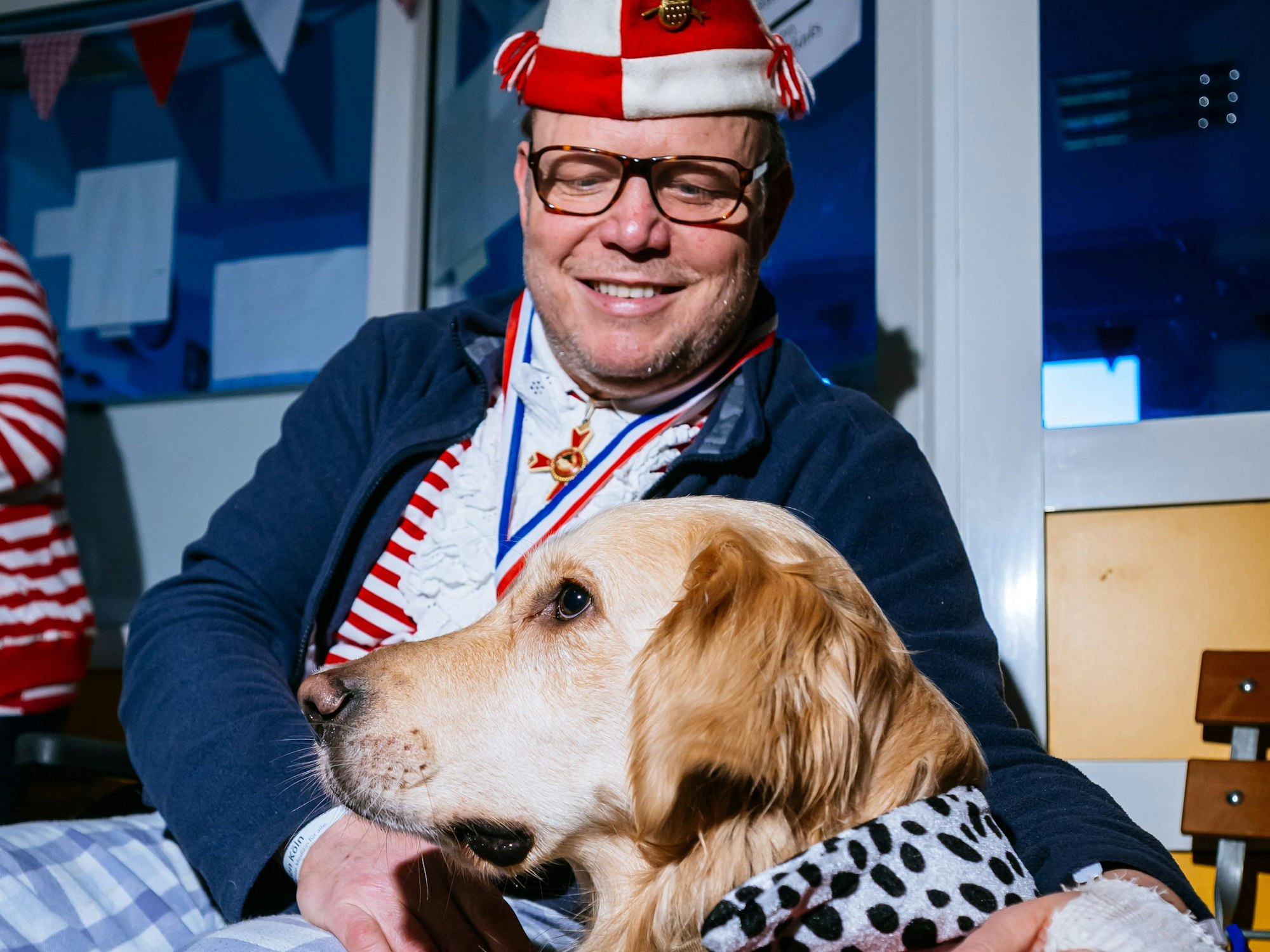 Claus Otten mit Therapiehund „Rudi“: Der Rote Funk spendete aus Begeisterung eine Führung durch die Ulrepforte für die gesamte Belegschaft der Station.