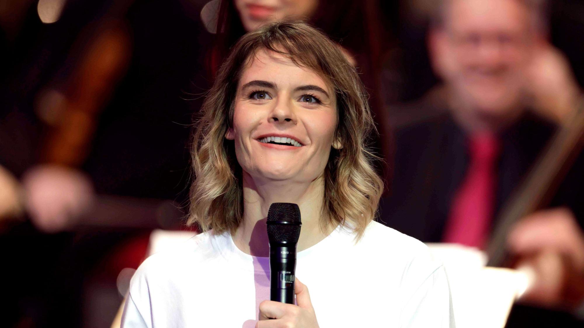 Stand-up-Comedian Hazel Brugger in der Kölner Philharmonie mit der Playlist-Party „Mein Mixtape“: Begleitet wird sie vom WDR Funkhausorchesters unter der Leitung der japanisch-US-amerikanische Dirigentin Sarah Hatsuko Hicks.