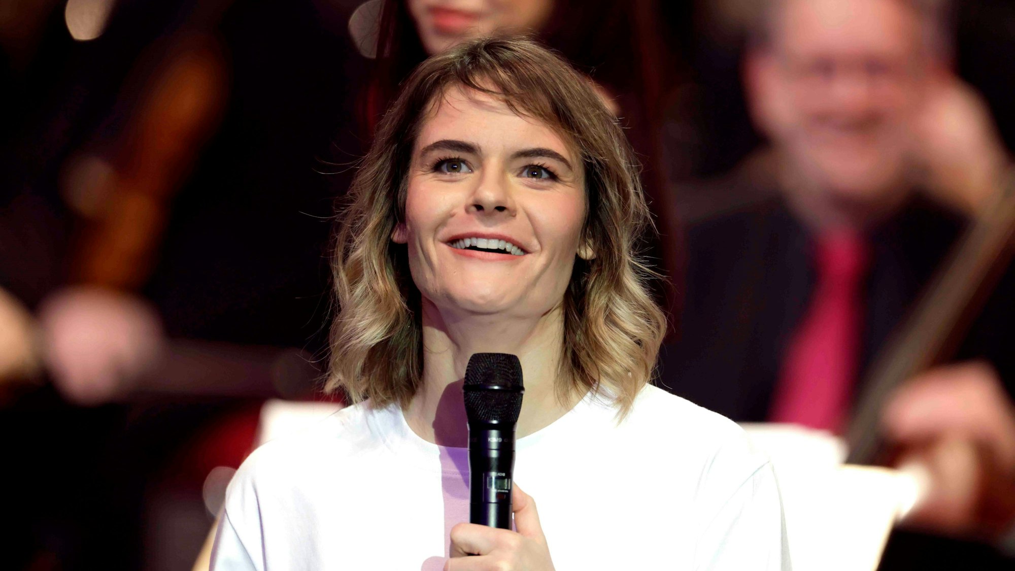 Stand-up-Comedian Hazel Brugger in der Kölner Philharmonie mit der Playlist-Party „Mein Mixtape“: Begleitet wird sie vom WDR Funkhausorchesters unter der Leitung der japanisch-US-amerikanische Dirigentin Sarah Hatsuko Hicks.