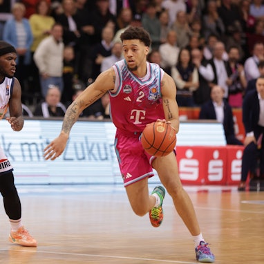 Der Bonner Alijah Comithier (rechts) hängt schwungvoll Rostocks TJ Crockett ab.