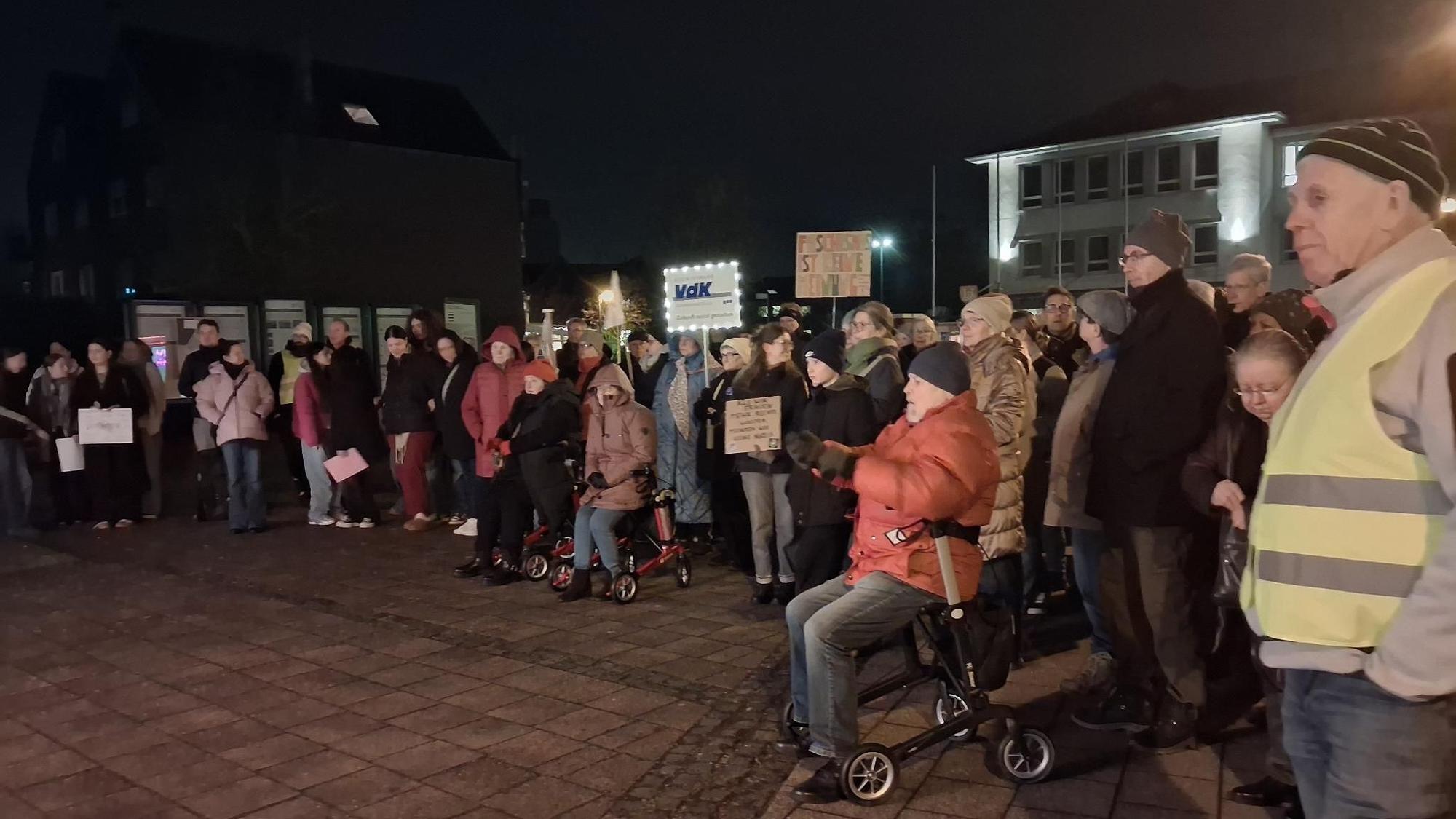 Rund 250 Teilnehmende kamen zur Kundgebung auf dem Rathausplatz.