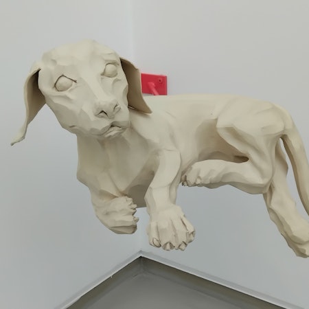 70 von 335 eingesandten Kunstwerken sind im Stadtmuseum zu sehen, der Keramikhund stammt von Anne Kückelhaus.