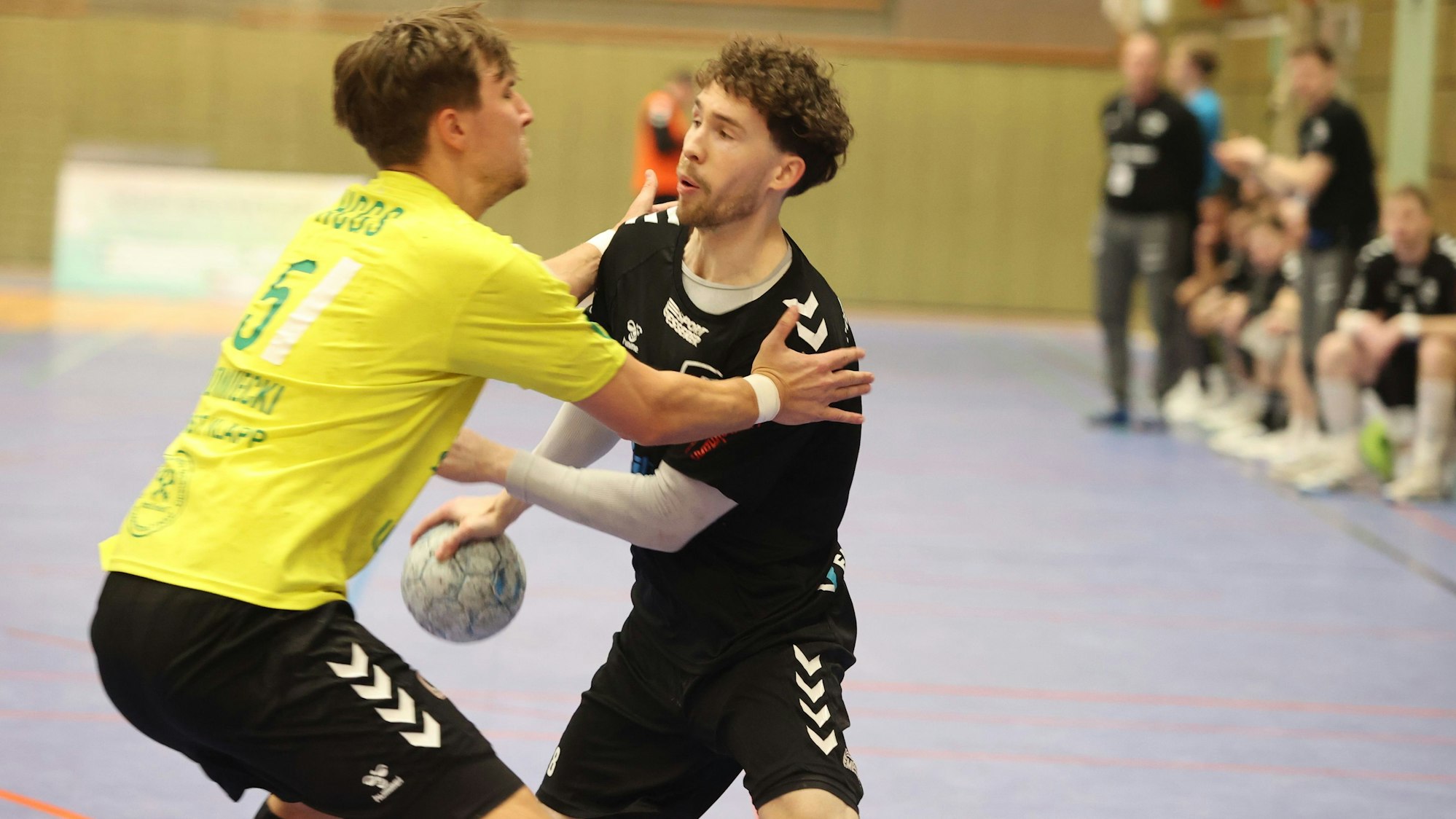 Eine Spieler des HC Gelpe/Strombach II stoppt einen Löwen-Handballer.