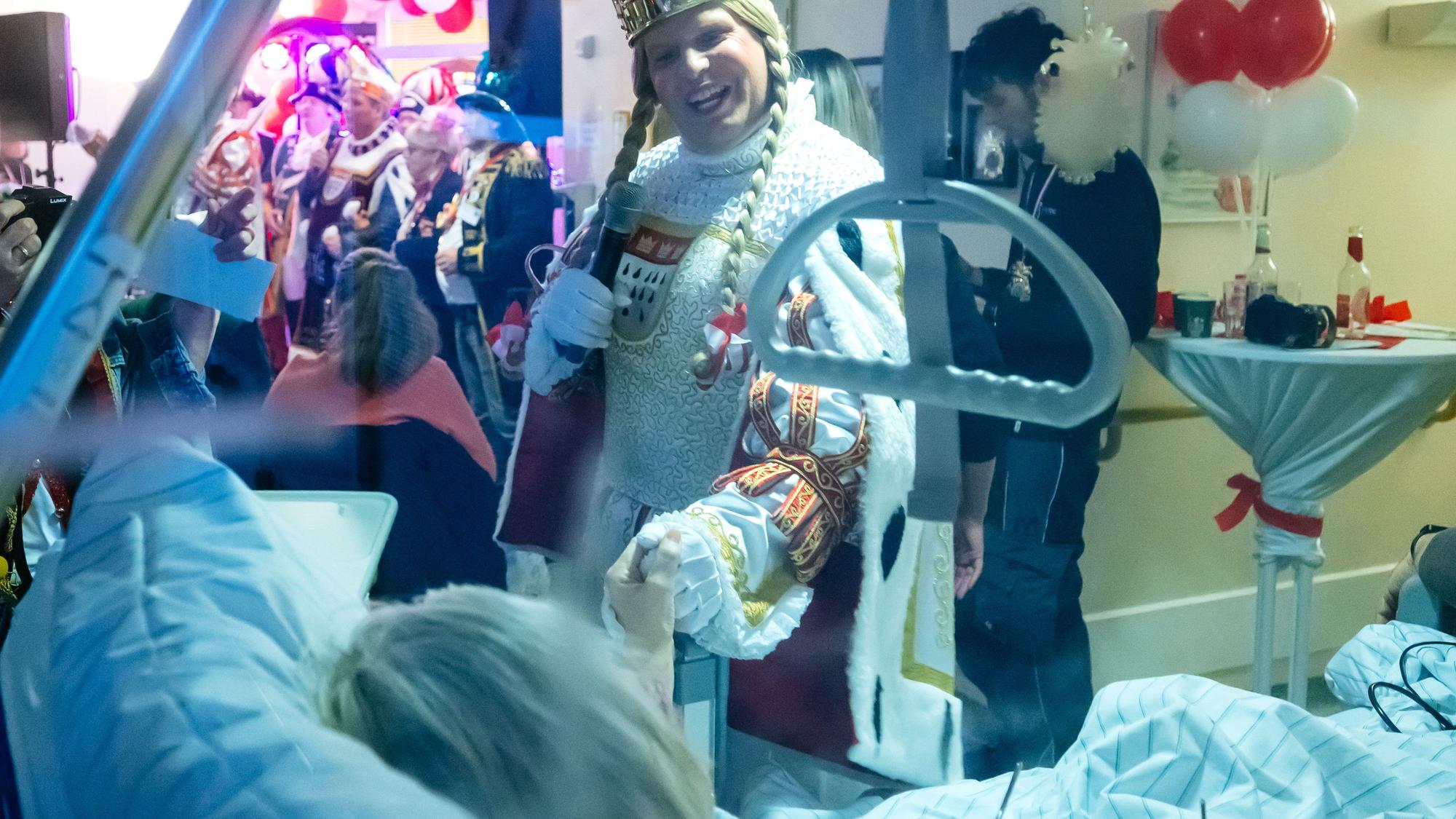 Jungfrau Aenne trifft eine Patientin, die im Krankenbett an der Sitzung auf der Palliativstation teilnimmt.