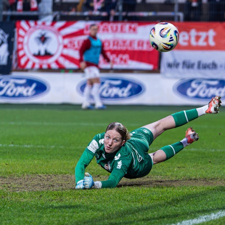 Irina Fuchs 1. FC Koeln, 34 mit einer Parade 1. FC Koeln vs. FC Carl Zeiss Jena, Fußball, Frauen Bundesliga, Google Pixel Frauen Bundesliga, 13. Spieltag, Saison 2025/2026, 14.12.2025 DFB REGULATIONS PROHIBIT ANY USE OF PHOTOGRAPHS AS IMAGE SEQUENCES AND/OR QUASI-VIDEO, 1. FC Koeln vs. FC Carl Zeiss Jena, Fußball, Frauen Bundesliga, Google Pixel Frauen Bundesliga, 13. Spieltag, Saison 2025/2026, 14.12.2025 Koeln *** Irina Fuchs 1 FC Koeln, 34 with a parade 1 FC Koeln vs FC Carl Zeiss Jena, Football, Womens Bundesliga, Google Pixel Womens Bundesliga, Matchday 13, Season 2025 2026, 14 12 2025 DFB REGULATIONS PROHIBIT ANY USE OF PHOTOGRAPHS AS IMAGE SEQUENCES AND OR QUASI VIDEO, 1 FC Koeln vs FC Carl Zeiss Jena, Football, Womens Bundesliga, Google Pixel Womens Bundesliga, Matchday 13, Season 2025 2026, 14 12 2025 Koeln Copyright: xEibner-Pressefoto/DamianxKruczynx EP_DKI